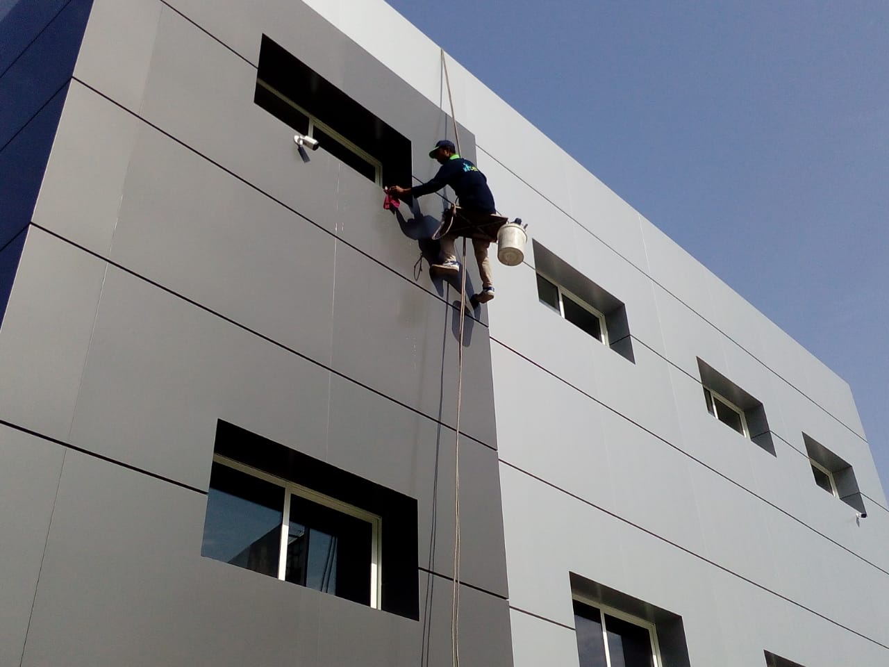 Curățare fațade alucobond